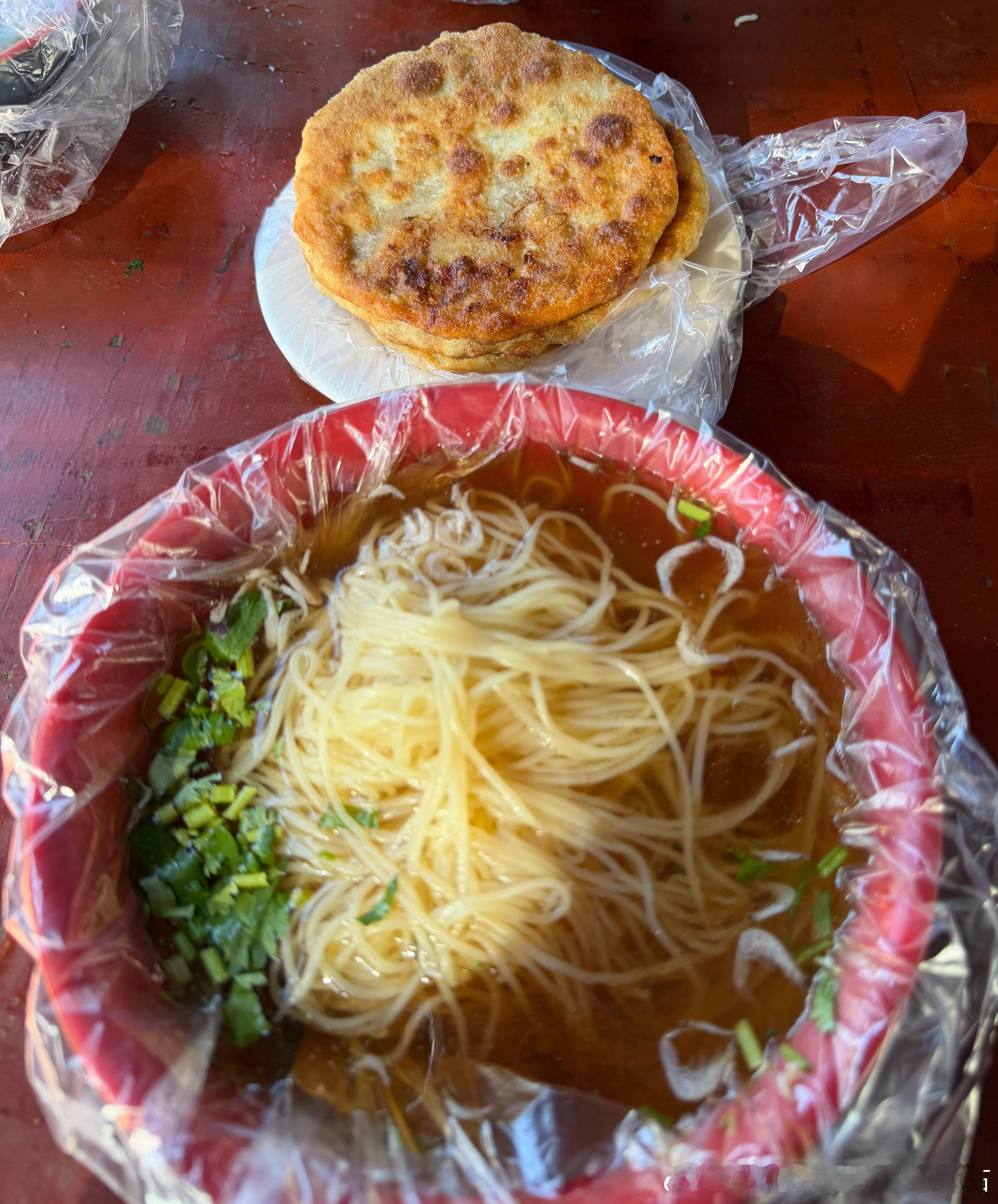 今日开心事：
1、9.10我的节日闺蜜送来惊喜花花（美团小哥打电话来说有外卖我以为是我买的什么东西就让放门口，仔细一想我没买东西，又给人家拨过去，小哥说是鲜花我就明白了是她送的[yeah]）于是我的花瓶又有了花花[比耶]
2、今天是出月子第一次出远门（从7.10暑假开始没出过家里的一亩三分地[允悲]） ​