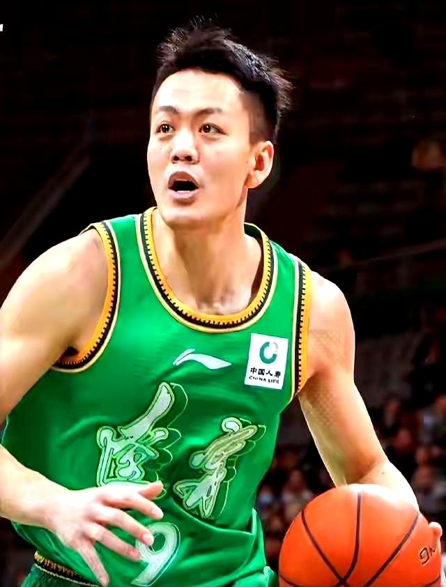 打青岛那场，赵继伟缺阵，姜宇星打了17分钟居然0次出手，空位站在底角犹豫半天又把球倒了出去。
 

很多人喷他是“高薪水货”，可别忘了，他在吉林巅峰期是场均轰17.8分的攻坚尖刀，如今到了辽宁，却被硬塞到底角当纯无球3D用，三分命中率只有惨淡的27%，角色认知早就打崩了。
 

更扎心的是那笔交易。