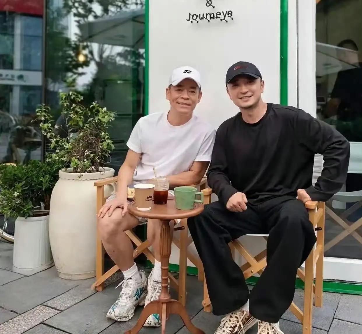 孙浩：太巧了，来三里屯喝咖啡还能碰到你。
小尼：可不是嘛，纯属意外偶遇，赶紧拍一张！
孙浩：我出来随便溜达，穿得简简单单，清凉舒服就行。
小尼：我今天穿得太严实了，长袖长裤裹得紧紧的。
孙浩：咱俩看着跟过两个季节一样，反差笑死个人。
小尼：网友都不敢信，咱俩差十五岁，看着像同龄人。
孙浩：平时多动一