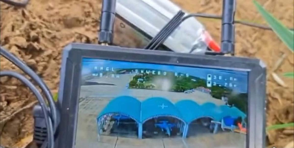 近期缅甸内战曝出极具反差的空战战例，当地反政府武装动用低成本FPV无人机，精准突袭缅甸塔达乌空军基地，成功命中机库内的雅克-130高级教练攻击机。昂贵战机在地面被直接重创，基本丧失修复价值，让本就经费紧张的缅甸空军损失惨重。

雅克-130是缅甸空军的核心主力装备，单机制造成本超千万美元。缅甸多年省