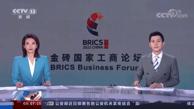 普京出席金砖工商论坛，将向莫迪通报乌克兰前线最新局势。
第十八届金砖国家领导人峰会于9月12日至13日在印度新德里举行。作为峰会的重要前奏，金砖国家工商论坛于9月11日率先登场。俄罗斯总统普京当日抵达新德里，出席了该论坛的全体会议并发表讲话。据悉，俄方代表团规模约300人。论坛期间，普京与印度总理莫