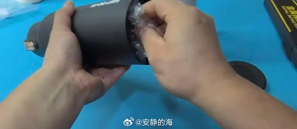 【水杯、闹钟被改造成“藏手机神器” 商家、平台是否该担责？】为了防止学生沉迷手机、影响学习和身心健康，不少中小学都有严格的手机管理规定。然而，学校想方设法管手机，一些商家却动起脑筋帮学生“藏手机”。水杯、台灯、闹钟，甚至饭盒、纸巾盒，都被改造成所谓的“藏手机神器”，有的商家还宣称 ​