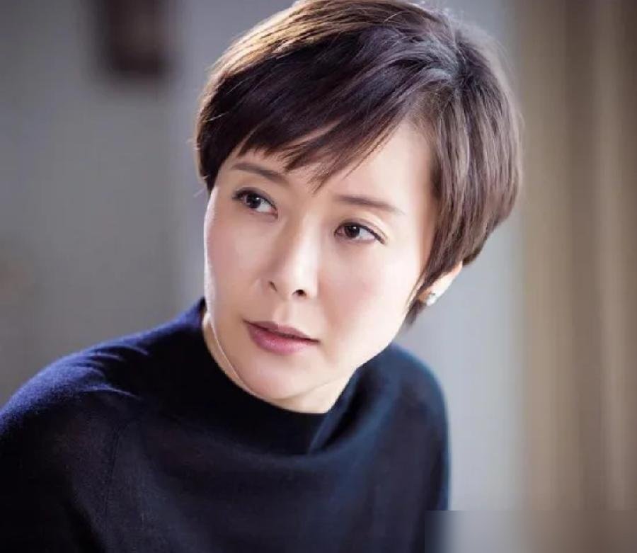 54岁，无儿无女，柯蓝说这是她的福报。
当年杨澜问她，娱乐圈潜规则你怎么看。她眼皮都没抬：谁瞎了眼潜我呀。一句话把场子震了。
她爷爷是开国上将钟期光。她自己在凤凰卫视当花旦，后来演《人间正道是沧桑》《人民的名义》，全是硬角色。不混圈子，不凑饭局，拍完戏就走人。
这两年她还在拍，《大生意人》《夜
