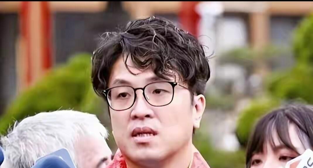 巴西那边败选跑路的不是老博索纳罗，是他儿子小博索纳罗，这事得先掰扯清楚。小博索纳罗输了选举后先嘴硬说绝不离开巴西，转头就带着老婆孩子从阿根廷绕道厄瓜多尔，最后飞到了迈阿密，落地就自称“巴西领导人”，扬言要在海外跟卢拉政府对着干。他爹老博索纳罗2022年输给卢拉后也去过美国，后来回国策划政变被判了二十
