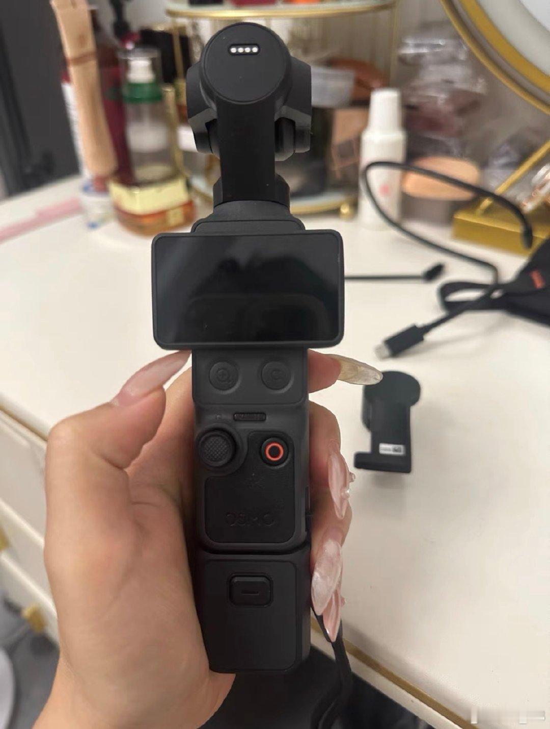 #大疆pocket4[超话]#  出大疆pocket4标准版 我自用的几乎全新 带128g内存卡 随心换还有两年 功能都正常 原配件齐全 心里是2.7 ​