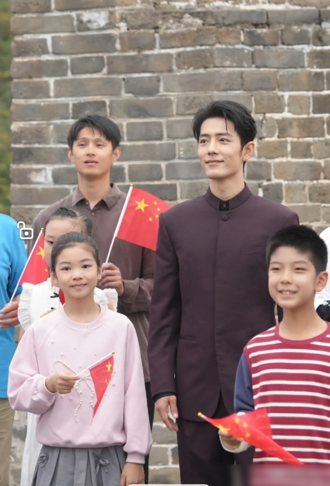 小朋友盯着他看，他直接来一句，你把我盯得都不好意思了。
国庆央视那场合唱，后台花絮被小演员的Vlog全抖出来了。肖战候场，一个小姑娘愣愣看他，他笑着这么说。孩子喊他肖战哥哥，他不干，非让人叫叔叔。问怎么长这么高，他说好好喝牛奶，好好长身体。连身高都较真，别人说183.8，他纠正，是183.6。