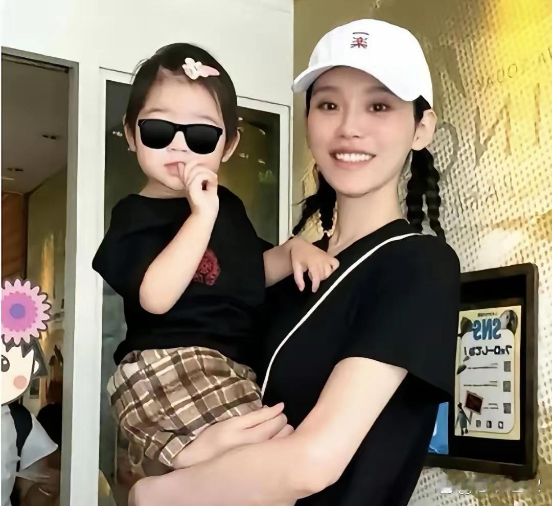 奚梦瑶彻底颠覆认知！剖两胎都说“不疼没感觉”，26万顶配生产真相太现实
 
一直以来，大家都默认剖腹产是十级疼痛，术后按压肚子、肠胃胀痛、卧床禁食，每一步都是新手妈妈的难关。
 
但奚梦瑶此前在节目里的发言，直接颠覆了所有人对剖腹产的认知！
 
谈及自己连剖两胎的生育经历，她坦然表示：自己生孩子真的