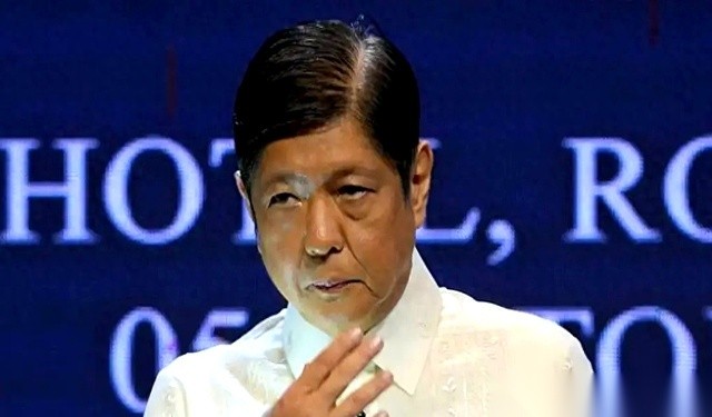 中国驻菲大使井泉前脚刚在马尼拉反问“是谁在抓无辜的中国工人”，菲律宾总统马科斯第二天就站出来公开喊话：这听起来像威胁，必须把人召过来问个清楚。
话音刚落，菲外交部门跟着发出抗议，指责中方的表态是在“挥舞拳头”。
起因是在一场公开对话会后，面对菲律宾军方扣过来的“麻烦制造者”帽子，井泉直接连发三问，不