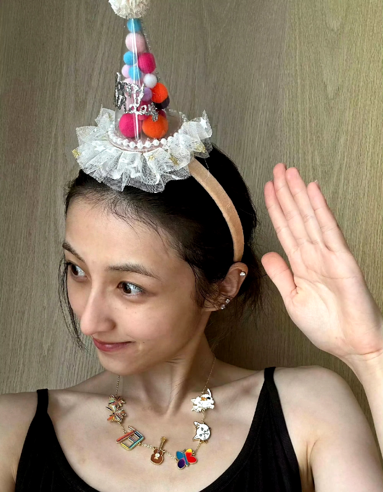 张子枫25岁生日晒素颜自拍，瘦到脸颊凹陷轮廓锋利，被网友调侃撞脸李维嘉，而这副身形是她为新角色三个月磨出来的状态。
 
早前对她的印象还停留在圆脸蛋的国民妹妹时期，脸上挂着婴儿肥，录综艺总盯着吃的挪不开眼，浑身都是软乎乎的少女感。这阵子进组拍新戏，整个人肉眼可见地收窄一圈，网传体重降到八十斤上下，不