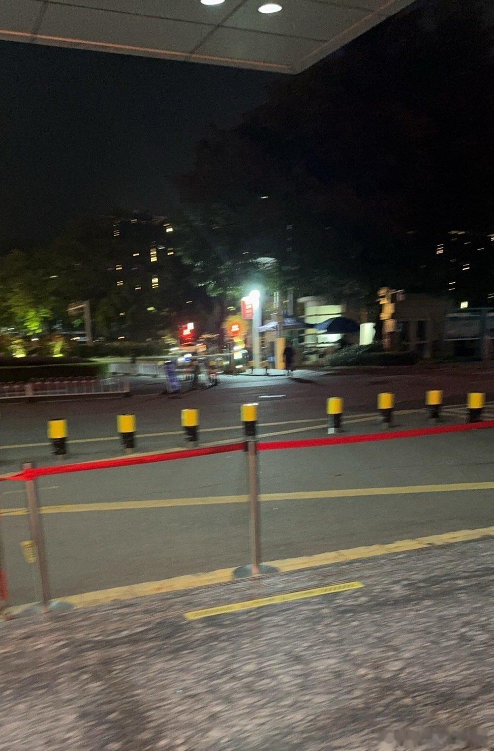 今天的消息犹如判了死刑，“ 下班 ” 的路上眼泪无法控制的流下，好害怕失去你，不敢正面看你，我是那么无能. ​