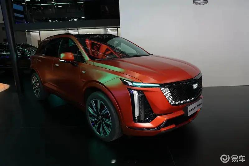 #新车速递#【凯迪拉克全新XT5 PHEV将于9月7上市 搭载Momenta R7世界模型】新车为首款量产搭载Momenta R7世界模型的豪华混动SUV，交付即解锁高阶辅助驾驶能力。凯迪拉克XT5 PHEV整体沿用现款燃油车型的设计语言，前脸配备品牌标志性盾型前格栅，内部采用网状结构点缀，搭配两侧分体式大灯组。
全新XT5 P ​