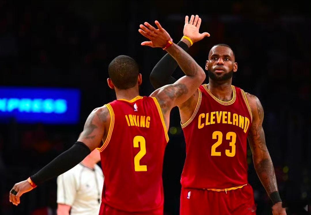 暗流涌动！多队紧盯欧文交易，独行侠态度坚决绝不放人
 
NBA休赛期交易市场仍存变数！据名记Stein最新消息，联盟多支球队持续对凯里·欧文展现浓厚兴趣，一直在密切关注他的交易动态。
 
尽管多队主动询价，但独行侠立场十分坚定，自六月中旬至今，球队始终回绝所有交易提案，现阶段完全没有送走欧文的 ​