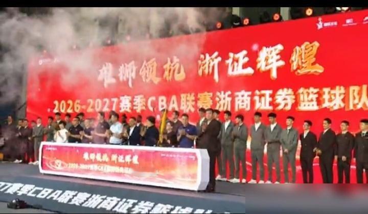 胡金秋场均38分钟，内线得分联盟第二，就这还天天加练，练完还得带新人。
广厦出征仪式刚开完，目标就四个字：总冠军。胡金秋亲口说，自己当老将了，要搞以老带新，磨合新战术。
孙铭徽那边，夏天一直在康复，现在恢复了八九成，常规赛能上。朱俊龙比较麻烦，伤没好利索，揭幕阶段基本歇了，对抗和冲刺都做不了。