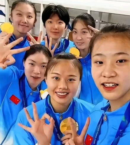 亚锦赛决赛打满五局输给泰国、总得分只差了1分，很多球迷到现在心里还在堵得慌。
但大家先别急着叹气，中国女排其实悄悄把最关键的底牌攥到了手里。
2027年女排世界杯的入场券不仅拿到了，咱还靠着世界排名锁定了种子席位。
改制后的世界杯直接扩到了32支队伍，没拿奥运资格的前三名能直通洛杉矶。这个种子