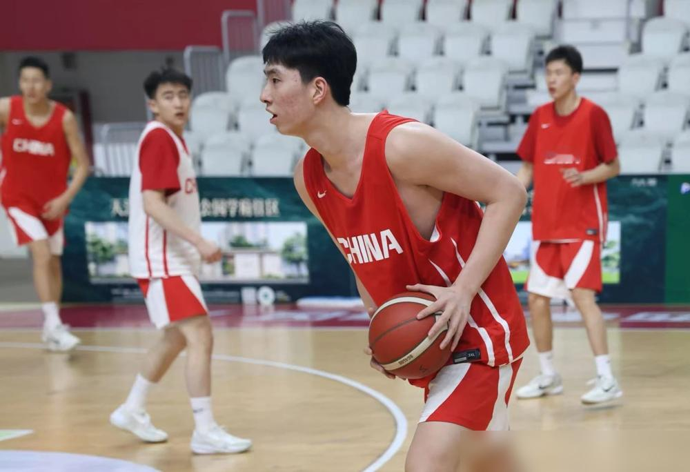 18岁，2米12，刚升一线队3天就在场上杀疯了，这身体天赋根本藏不住。
9月4日CBA夏季联赛，青岛89比86险胜山西。小将李俊贤替补登场。
仅仅上场了12分钟，这小伙子就高效砍下13分2篮板。别忘了，9月1日青岛男篮才刚官宣他正式晋升一线队。满打满算，这才是他接触成年队级别比赛的头几天。
因