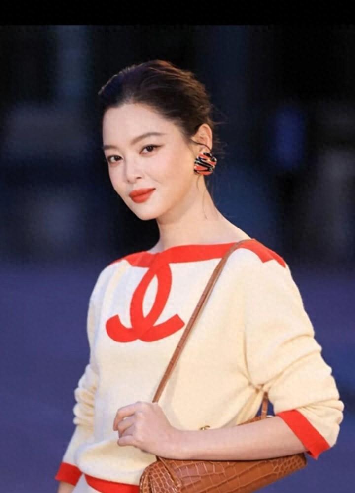 明明是同一件香奈儿套装，辛芷蕾上身后竟穿出了完全不一样的味道 ​