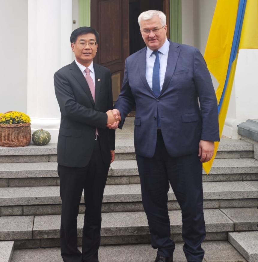 泽连斯基在奥斯陆又喊话了：如果美俄想和中国开三方峰会谈乌克兰，那乌克兰必须上桌，否则别想谈出结果。这话听着挺硬，但细品就有点急了。
 
中国外交部回应得很干脆：立场一贯，继续劝和促谈，至于中俄美会晤，目前没信息可提供。说白了，中国有自己的原则和节奏，不会因为谁喊话就改。
 
泽连斯基担心被边缘化可以