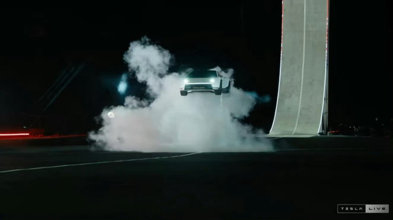 #特斯拉Roadster真的会飞# 确实科幻，看得我非常兴奋。
不过马上就开始思考现实问题了，这个是氮气喷射吗？ 应该是充一次气只能喷几次吧。实际肯定也用不到，只能用来表演了。好像说不能正常上路，那就不会量产，就是秀火箭喷射算法肌肉的。
还得是马斯克，这才是真正的概念营销，股价肯定要大涨了。 ​