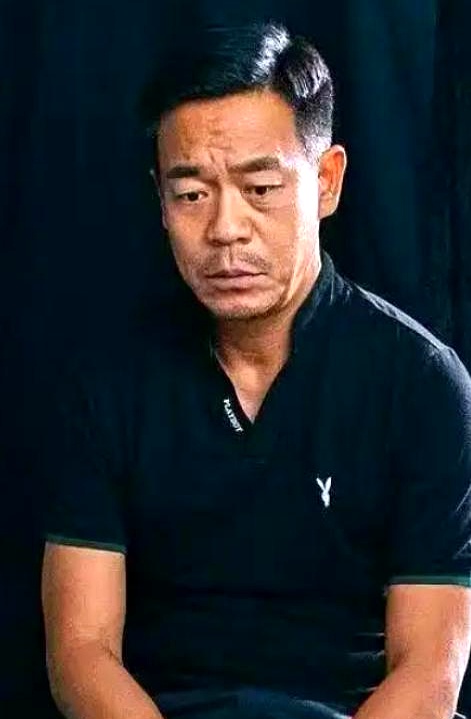 58岁的孙浩至今无妻无子没结过婚，记者问他想不想找个人共度余生，他直接苦笑：都这把年纪了，逼我结婚还不如让我去背沙袋
 

外界总觉得人上了年纪没个家就是凄凉，可婚姻要是过不好，真不如一个人清净。当年唱《中华民谣》红遍大江南北，后来歌坛变了天，转行去影视剧里演配角，为了《主角》里几分钟的戏，自己往腿