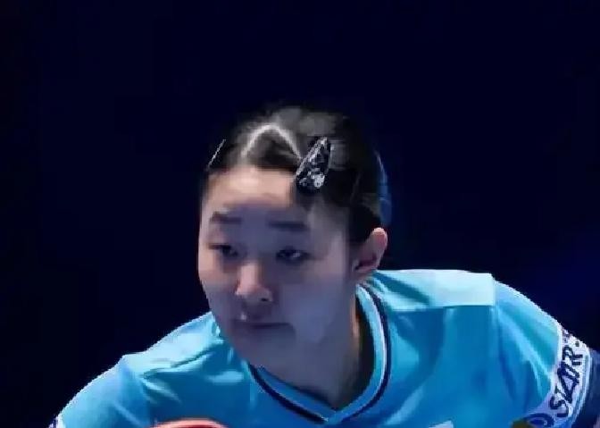 孙颖莎去年在中国大满贯拿1400分，今年32强出局只拿90分。净亏1310分。她和王曼昱的差距，只有10分。
10月5日，国际乒联更新排名。孙颖莎7575分，王曼昱7565分。新华社当天发了消息，孙颖莎重返女单世界第一。
两天后，10月7日，WTT中国大满贯女单1/16决赛。孙颖莎对泰国选手帕拉南。