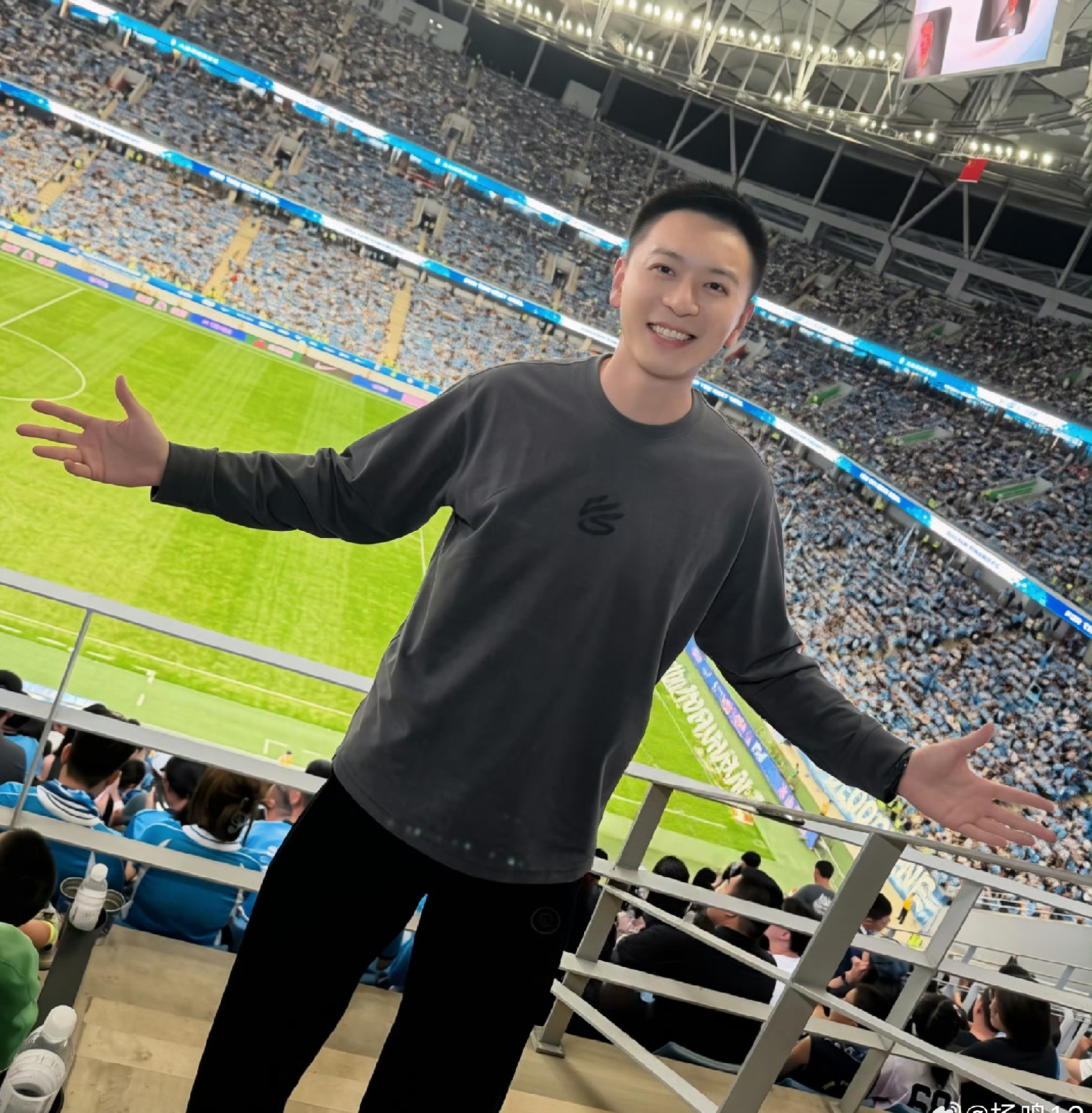 前辽宁男篮主教练杨鸣彻底放开了，如今又跨界足球，跟他的昔日弟子郭艾伦一样，在大连英博1：9客胜成都蓉城后，大连英博存在一丝夺冠的可能，杨鸣在个人社交平台上写道：作为土生土长的大连人，此时此刻的心情太太太激动了[马思纯的微笑][马思纯的微笑][马思纯的微笑][马思纯的微笑]