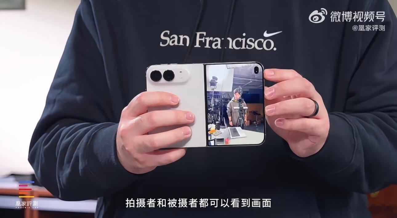 iPhoneDuo外屏新玩法折叠屏市场的各类趣味交互，别家已经打磨了整整七年，苹果才姗姗来迟。这次iPhone Duo在外屏加入不少小巧思：拍娃时外屏自动播放动画，引导孩子看向镜头，不少带娃的同事体验后，都觉得设计格外贴心。帐篷模式还能一键变身桌面时钟，平放之后又能充当电子相框。不少网友产生分歧：一部分人觉得这些功能很接地气，把日常场景拿捏住了；也有人吐槽，花一万多买手机，只为当个摆件，未免有些不值。其实，很难简单判定它是良心升级还是鸡肋凑数。不妨静下心想一想，苹果做这些功能，未必是追求花哨噱头。更多是想让双屏硬件用起来更加得心应手，把人性化体验落到细碎场景里。只是部分功能实用性偏弱，很难打动普通用户，只能算是锦上添花的小补充。最适合宝宝拍照的iPhone出现了