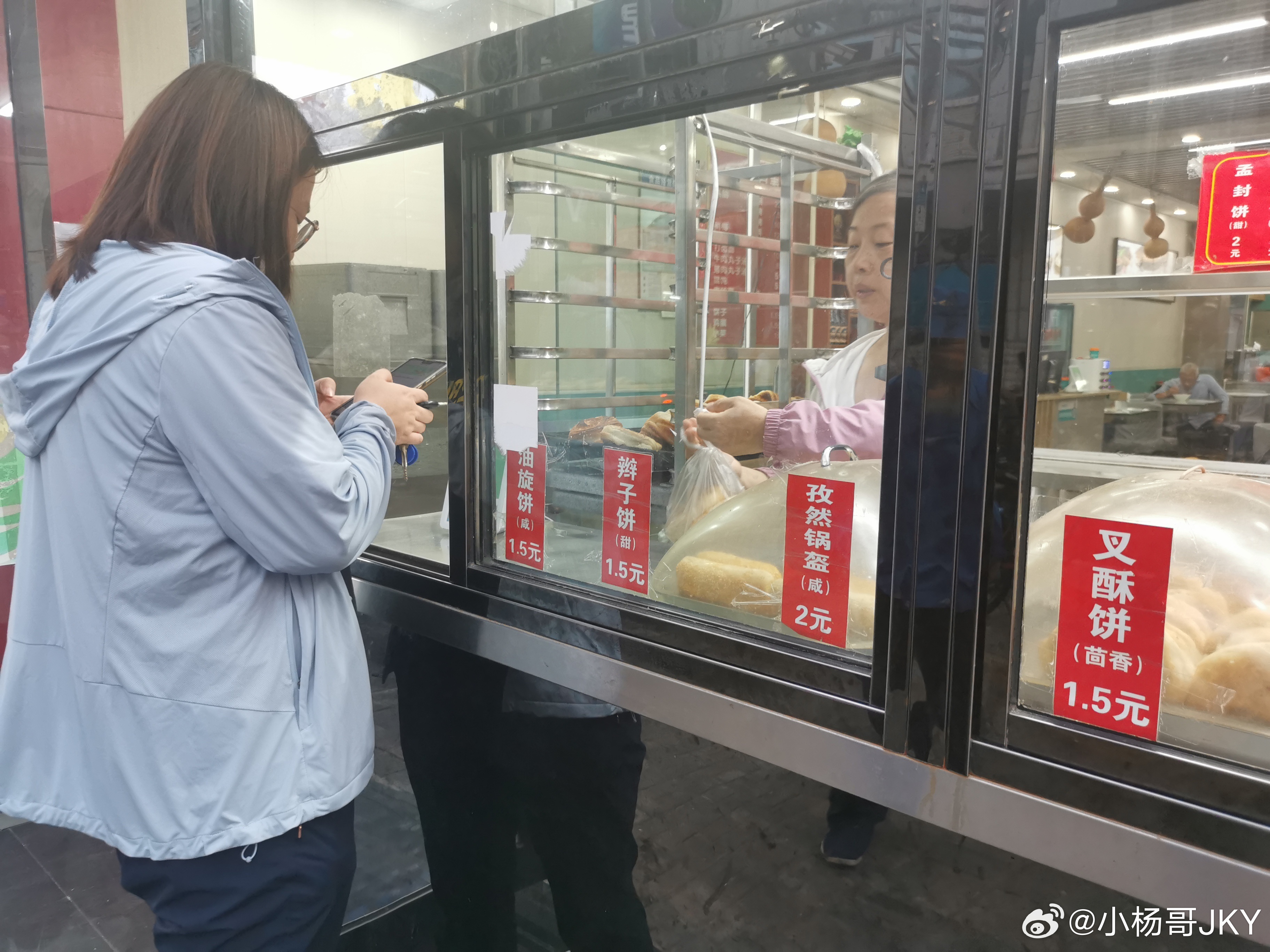 跟着小杨哥去旅行 这店看上去不错应该是本地人吃的老字号这满墙字画甚至有国营食店的遗风老孩子面食店哦，不对，老海子居然还有黄酒我刻板印象江浙才喝黄酒，重庆也有允丰正黄酒，余华许三观卖血记里面黄酒下炒猪肝居然太原也有黄酒这个热黄酒喝起舒服巴适美食博主小杨哥山西小杨哥随手拍小杨哥jky小杨哥jky太原太原·老海子面食店(海子边店)太原