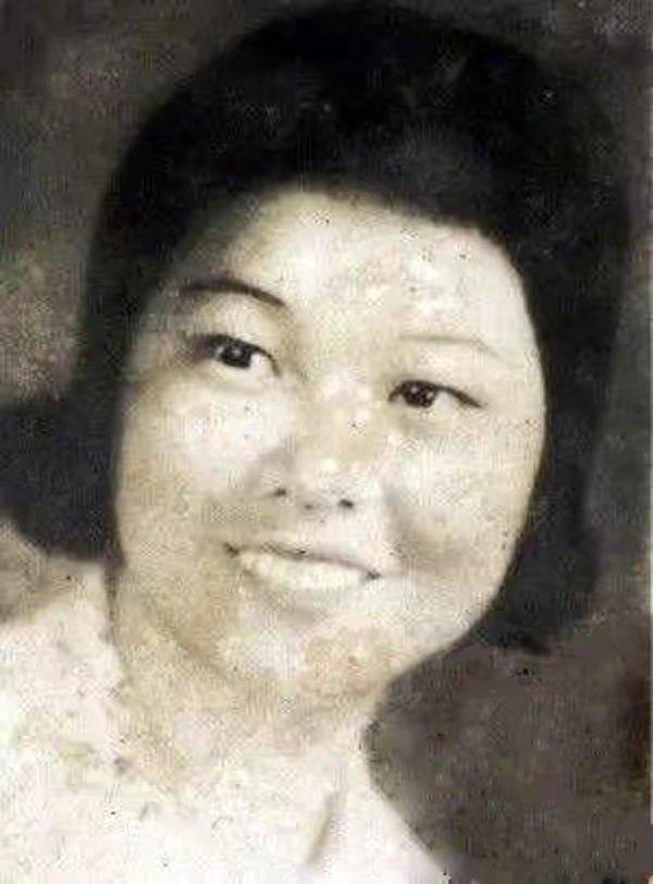 对越自卫反击战女兵杨志琼，为部队带路巡逻时，遭到隐藏在暗处的越军枪击身中5弹壮烈牺牲，她也是麻栗坡烈士陵园的唯一女烈士，时年仅18岁。[伤心] 
英雄不该被遗忘！让我们一起记住他的名字：杨志琼 ​​​