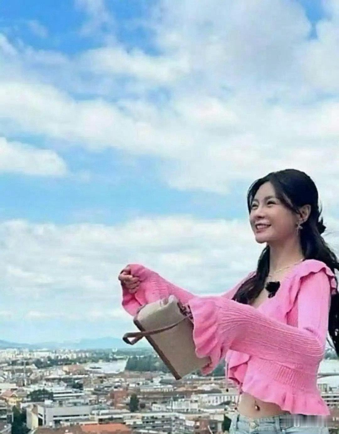 沈梦辰肚脐那儿啥情况呀，头回见明星有这玩意儿 ​ ​​​