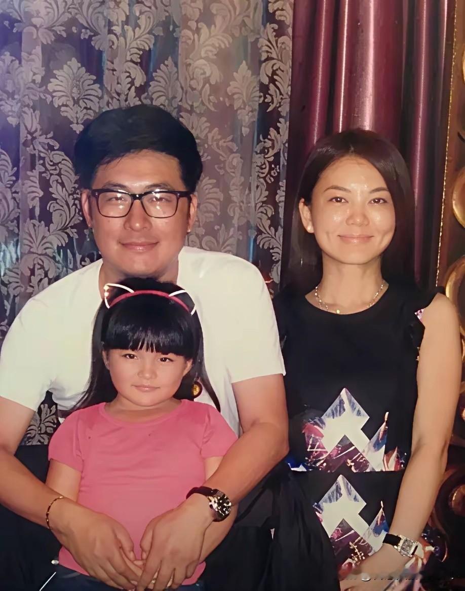 早年她和王岳伦的婚姻，在外人看来是“美女与才子”的结合，王诗龄的出生更让这份幸福具象化。但婚姻的裂痕往往藏在细节里，性格不合只是表象，更多是两人在生活节奏、事业重心上的错位。离婚后，李湘的形象变化被外界解读为“放飞自我”，可换个角度看，这或许是她摆脱婚姻束缚后，对“自我”的重新定义——不再迎合大众对