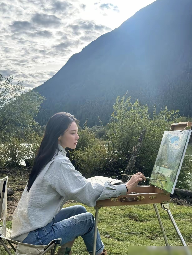 张馨予被阿雅当众质疑画作，全程只笑不说话，那一刻才懂什么叫降维打击。
访谈里阿雅语气轻飘，反复问这真是你画的？你学过吗？，话里话外就是不信。张馨予没反驳，也没挂脸，就那么笑着接住，一句一句慢慢答。
有意思的是，阿雅自己早年在大S小S面前，是被当众调侃刘德华倒霉被你喜欢、吐槽腿短五五分的那个。如今