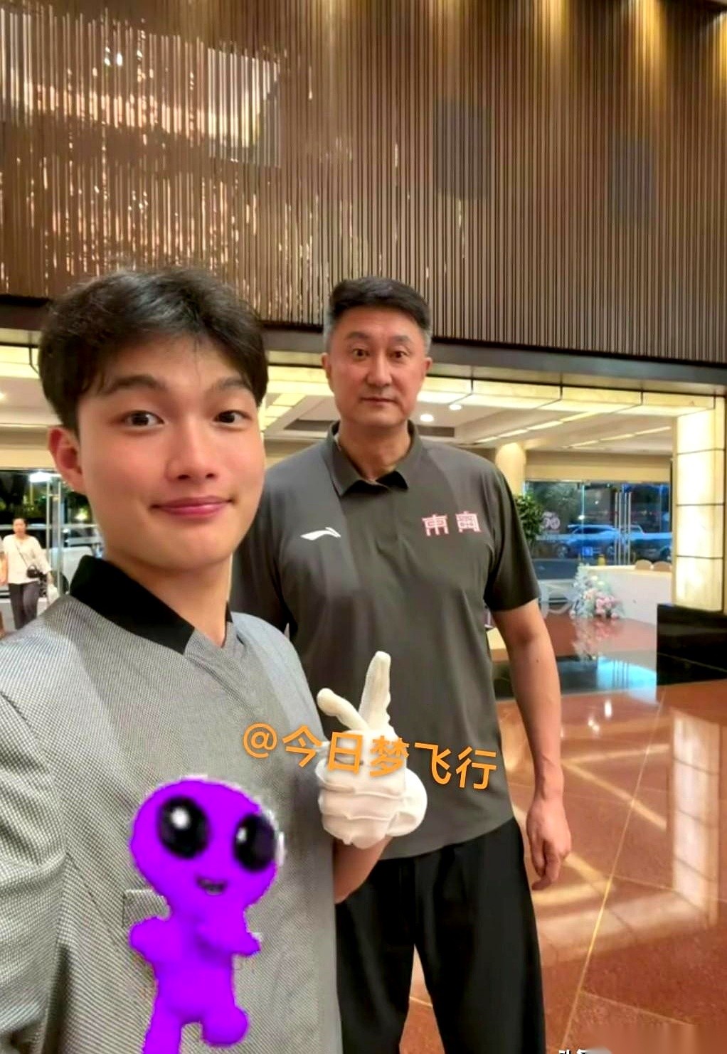 网上刚传出一组照片，广东篮球界的两位老熟人——杜锋和朱芳雨，同一天在广州露面了。有意思的是，这俩人官宣了新头衔后，都没急着回东莞大本营，反而各自在广州演了一出反差极大的“下半场”。
先看杜锋。
网传的画面里，这位刚上任的广东队总教练，连西装都没穿，直接套着一件广东队的训练服，钻进了广州淘金路的白云宾
