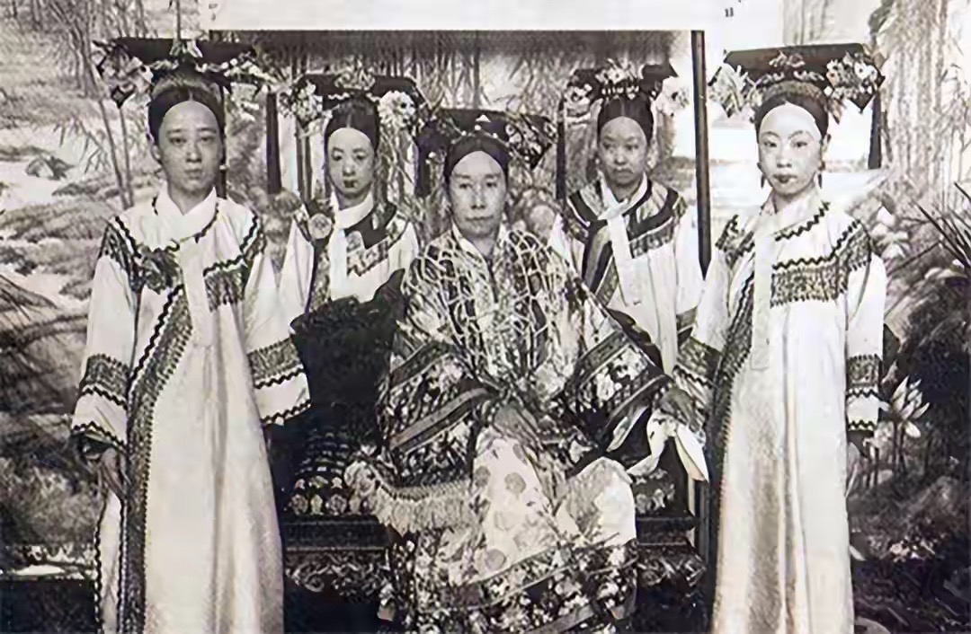 为什么光绪皇帝不能夺了慈禧的权？

一个女人，年纪轻轻没了丈夫，留下了一大片家业和一个刚成年的孩子四面楚歌，但让她更悲伤的是，唯一的儿子后来也因为意外过世了。

很多人都觊觎这份家业，不管是同姓的还是外姓的。

这个女人应该怎么做？没手腕的女人肯定也没能力阻止他们大乱斗，但好巧不巧的，慈禧有这个能力