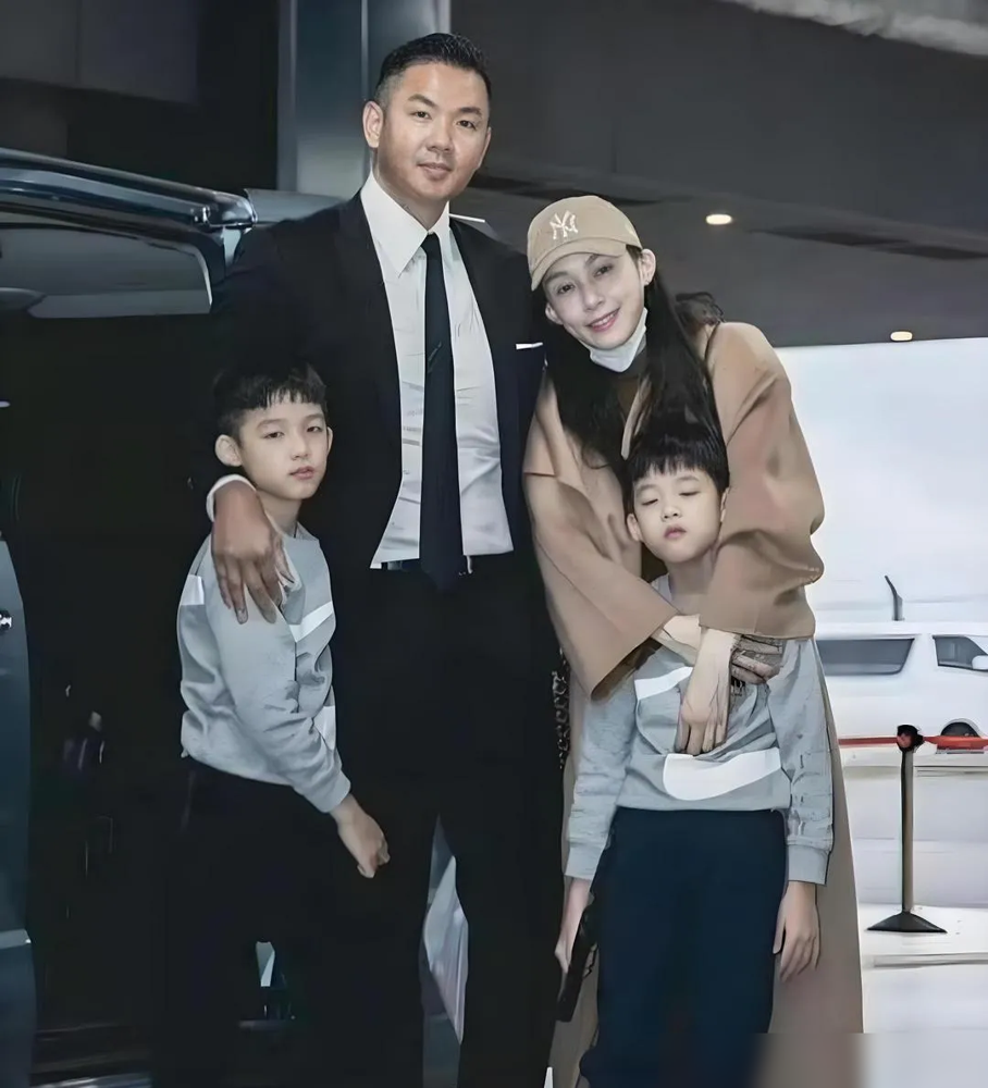 大S当众扇过陈建州耳光，这事唐志中在节目里爆的，范玮琪还亲口证实过大S就是黑人前女友。
范玮琪说，她跟陈建州还没交往那会儿，黑人带着大S去机场接她。她全程不知道这俩好过，后来黑人自己交代的。大S跟陈建州高中就认识，青梅竹马，圈里都知道。
至于分手原因，唐志中说得直白：大S性子太冲，一言不合直接上