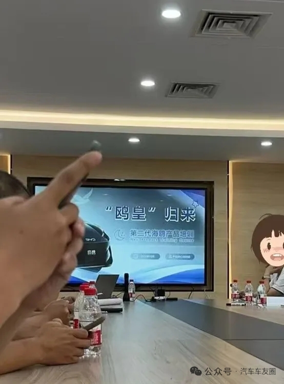 众人关注的比亚迪第二代海鸥明晚就要上市了。就厂区情况看，新款海鸥正加班加点发往全国各地，看样子已经生产了不少现车出来，明晚上市后即可开启交付。据说店端反馈又是爆单！