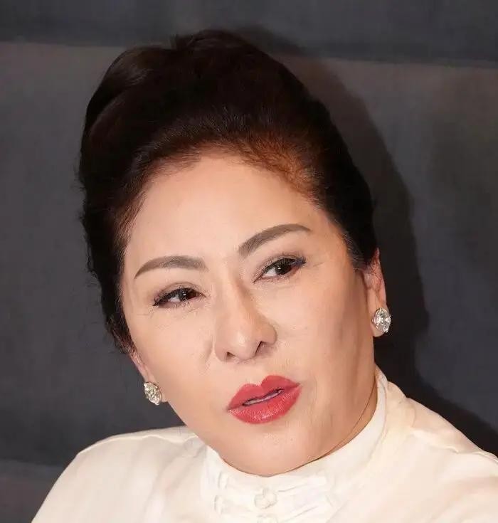 向佐在外面接受采访，把爸爸、老婆和弟弟夸了个遍，却偏偏漏掉了亲妈向太，甚至连“小时候被向华强前妻养了两年”这种传闻都没否认。这下向太坐不住了，直接在陈鲁豫的访谈里公开反驳，说这根本不是事实，还委屈巴巴地抱怨儿子总是在“欺负最爱他的人”

看完了这期访谈，我最大的感受就是，向太可能真的有点太把自己当回