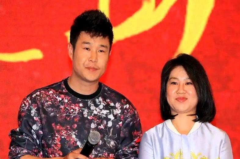 小沈阳这回的电影账面算是保住了，真金白银没亏，但他两口子以后恐怕再难坐上导演椅了。
当年春晚一夜红遍全国的观众缘还在，圈里圈外的老底子也确实给力，这回是真把能摇的人都摇来了，能刷的脸面也全刷了个遍。
可电影院的大银幕向来最现实，它根本不管你当年在台上有多风光，观众掏几十块钱买票，只看故事扎不扎实
