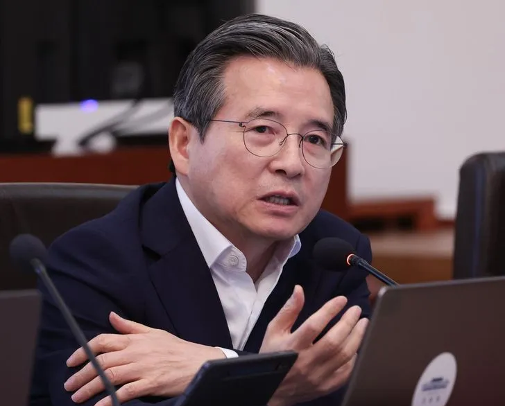 政坛巨变，亲信辞职，李在明难道又要走尹锡悦的老路？
就在9月第一天的总统府通稿发出来之前，韩国媒体圈还在拍着胸脯给读者吃定心丸——刚结束的第二轮内阁改组名单里，金容范的名字稳稳钉在政策室长的位置上，半分要动的迹象都没有。
毕竟谁都知道，这人是李在明从竞选时期就带在身边的核心智囊，说一句言听计从都不为