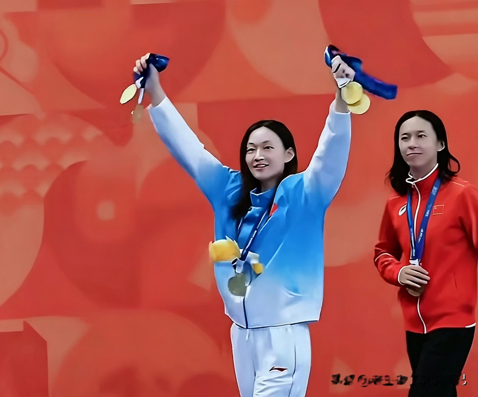 前面的是亮点，后面的是焦点！这也恰巧能折射出当下本子真实境遇。 
兜里没啥，就几块牌子！
李冰洁走下颁奖台，从兜里掏出了本次亚运会得的牌子。
她的傲娇是亮点，后面本子的运动员反应才是焦点。
对不上焦的目光、微撇的嘴角，无所适从的尴尬都能溢出屏幕。
她这张脸，恰好反应出了本子这次的真实样貌。