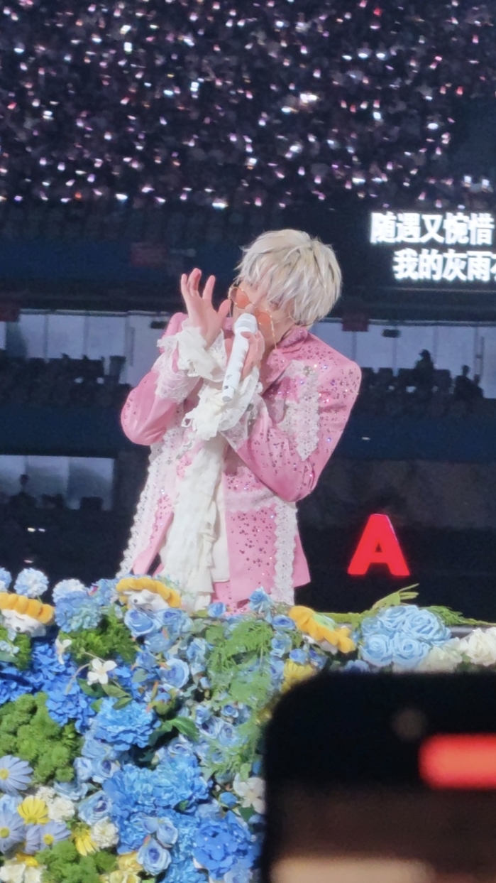 薛之谦深圳演唱会现场客返

走进深圳大运中心，整片荧光蓝海瞬间扑面而来，薛之谦“万兽之王”巡演深圳站，把惊喜与诚意直接拉满。

本场最出圈的莫过于《骆驼》仿生机器人舞台，王座上披风笼罩的身影神态动作几可乱真，披风滑落露出机械结构那一刻，全场观众惊呼不断，巧思十足的舞台设计让人印象深刻。

整场近三小