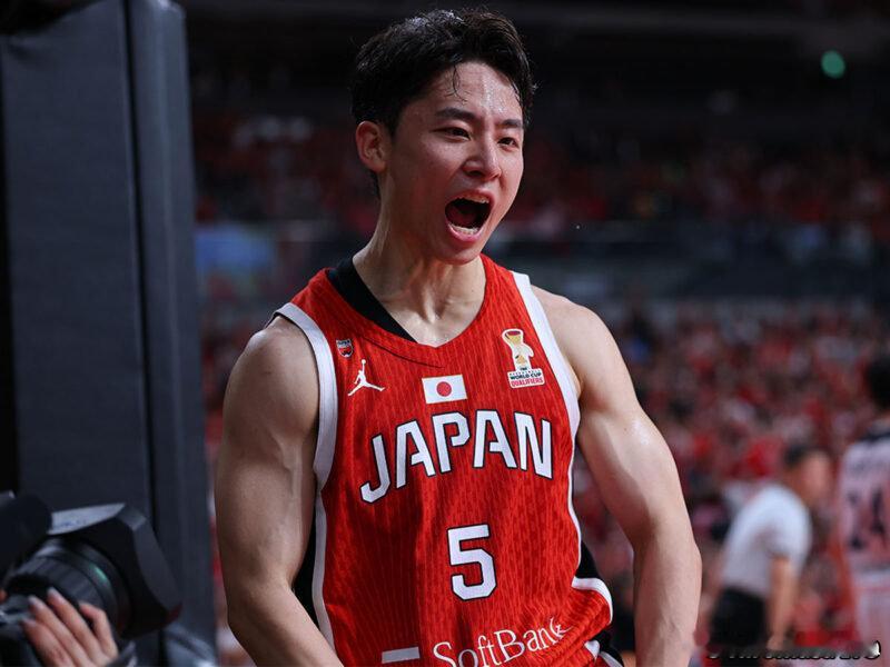 日本男篮热身赛95-66再次大胜韩国男篮，八村塁这场休战，但河村勇辉领...