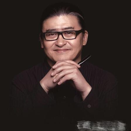 刘欢离世，讣告开头第一句写的是 “我校退休教师”，这事儿他干了一辈子。

9 月 26 日对外经贸大学发布的讣告，刚出来的时候让不少人心里咯噔一下，又有点意外。

按常理说，悼念一位国民级的歌手，怎么也得把 “著名音乐家”“华语乐坛代表人物” 放在最前头撑场面吧？

可这篇讣告偏不，开门第一句就是