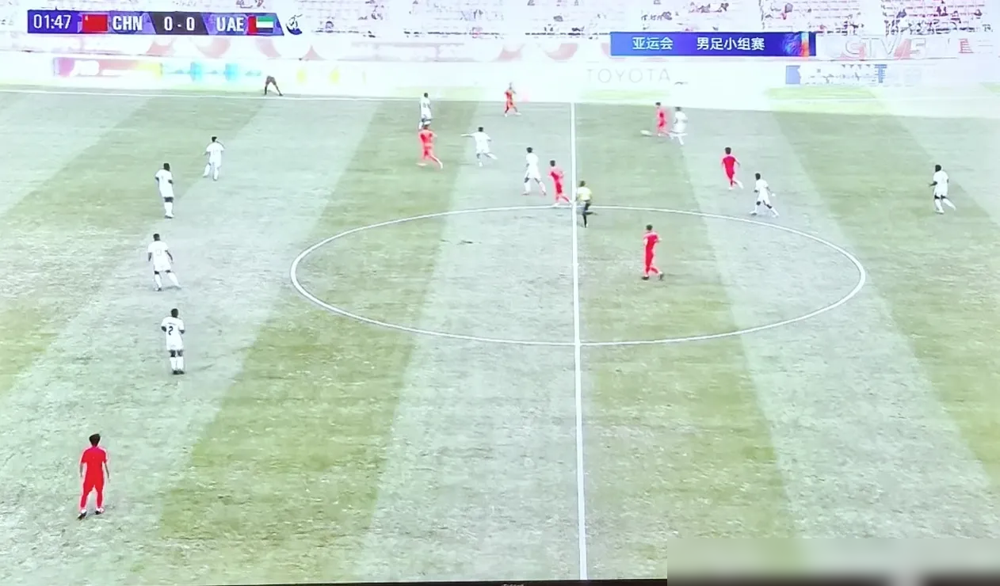 控球不到4成，全员缩在禁区前挨揍，U23国足靠着这招把阿联酋摁死在小组赛，头名出线。
9月23日这场0比0，难看是真难看。安东尼奥摆的5-3-2，说白了就是主动交枪，把球让出去，三十米区域外随便你传。门将李昊赛后说实话：赛前就知道西亚人下脚狠，真踢起来还是被撞得够呛。那个扑救他原话是本能地扑出去了