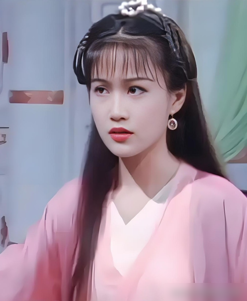 浣碧撞棺那场戏，蓝盈莹是真把自己砸进去了，额头当场见血。
老师当年说她长得模糊，不漂亮，她就把这股模糊劲儿磨成了刀，专挑浣碧这种拧巴角色下手。
同批进组的姑娘怕演坏丫鬟被骂，她不怕，20岁把骨子里的不甘全掏出来，演到观众分不清戏里戏外。
后来有人扒她早期的脸，说颧骨高、下巴方、眼神利，没一点温
