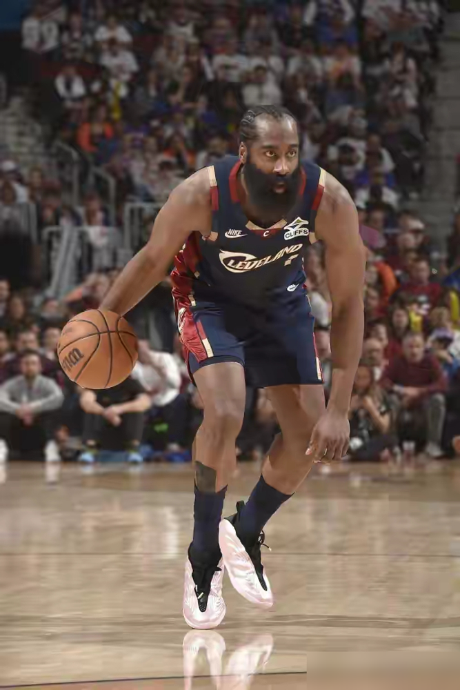 杰伦·布朗排第一，评论区能吵翻天。
SleeperHoops 9月19日甩了份现役最强二当家榜单，布朗压穆雷，唐斯排第三，阿德巴约只混到第六，第十名是马刺那个一场没打的新秀卡斯尔。
最离谱的是，字母哥去了热火，阿德巴约直接从老大降级成二把手，场均20+10的人排第六，申京都骑他头上了。
说白了