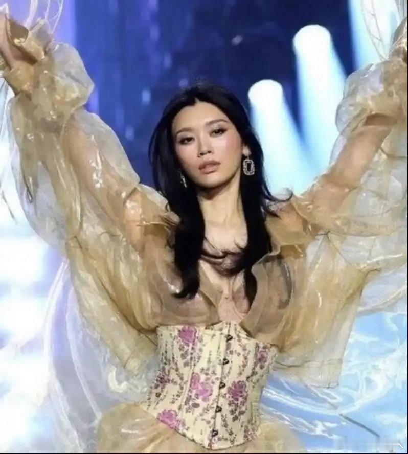 刘雯奚梦瑶维密同框合照，不少人为刘雯惋惜无大翅膀，真相没那么简单 ​