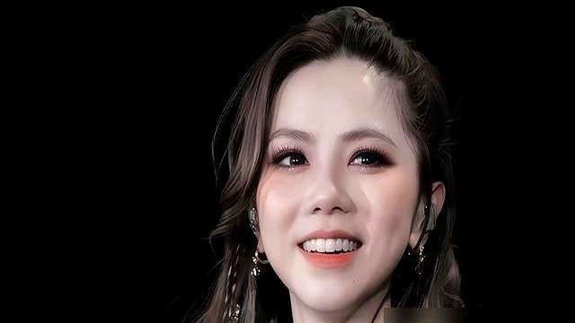 现在的女演员，集体不跟男明星谈恋爱了。

蓝盈莹上节目直接撂话，对象是圈外的，双方家长早见过了。高叶收工钻进普通轿车，男友接送好几年，连正脸都没让镜头抓到过。谭松韵更绝，手里除了剧本就是角色，绯闻两个字根本沾不上边。

以前靠捆绑恋情吃红利，散伙时在热搜上撕得皮开肉绽。

大家终于想通了。日子是过给