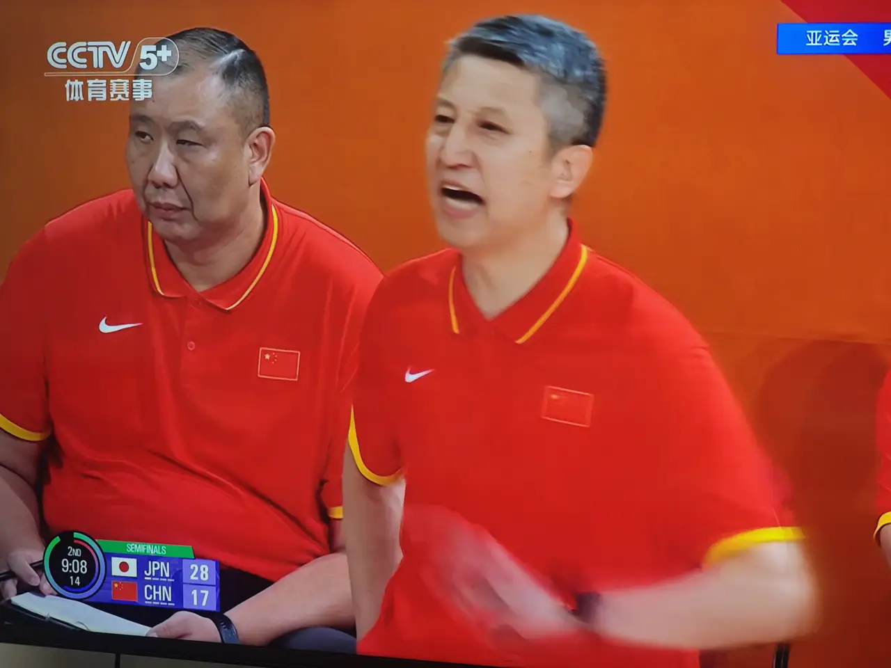 男篮以出局，获得第四名！
男足被逼平，末轮打平才出线！
女足生死战，打平即出线！
女排半决赛，苦主在等待！
女篮再出征，取胜无难度！
男篮铜牌争夺战，中国男篮70:79输给了伊朗男篮，最终仅仅获得了第四名。
男足0:0逼平了伊朗男足，末轮只要能踢平阿联酋，就能小组出线。
中国女足今天15:00迎战菲