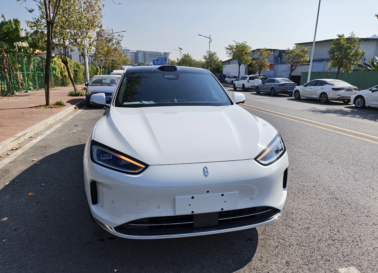 🚗通勤党｜我的爱车日常小妙招
每天早高峰穿梭城市，车子就是第二个小空间✨
分享几个实用用车技巧
✅车内除湿防霉，梅雨季再也不怕闷味
✅日常洗车养护小方法，车漆长久透亮
✅车载好物推荐，提升开车幸福感
✅充电补能规划，通勤出行无焦虑
安全行车放在第一位，好好爱护爱车，它也会好好陪伴你～#鸿蒙智行 #问界M5