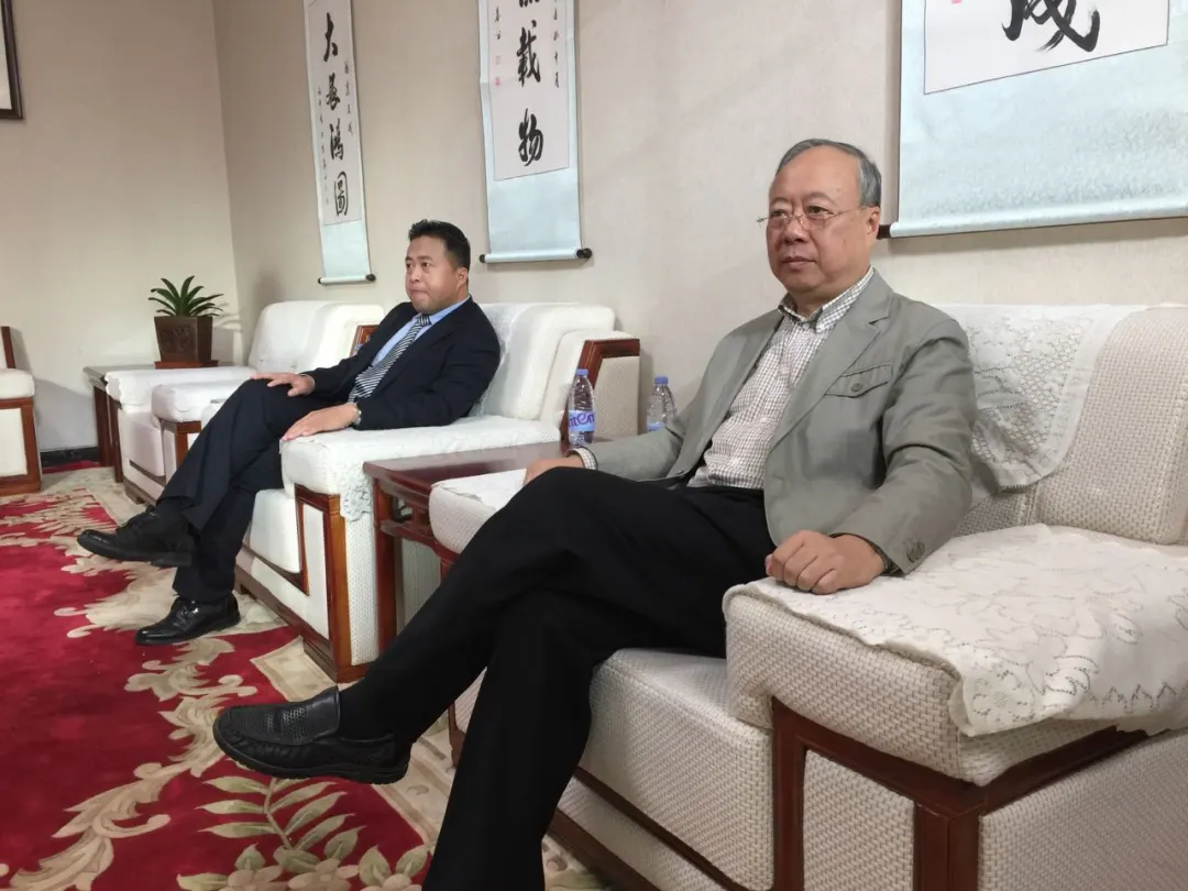 公司副总狂妄自大怎么对待？